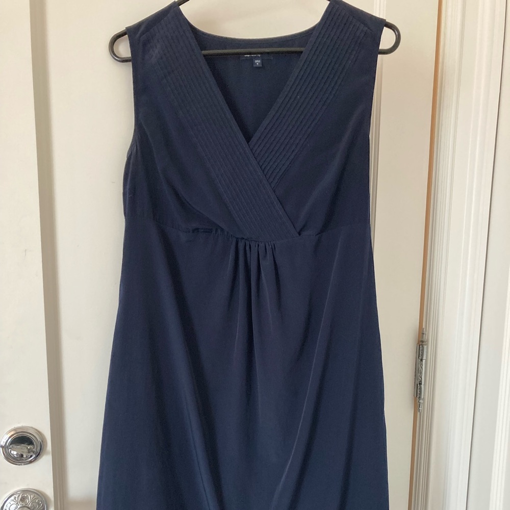 Gap Maternity Ladies Sleeveless Dress
V-Neck
Navy Blue
Pintuck detail
Sz Small